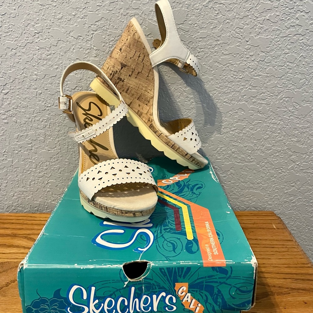 NWB Sketchers Rare White Wedge Heel Sandal, sz 7
